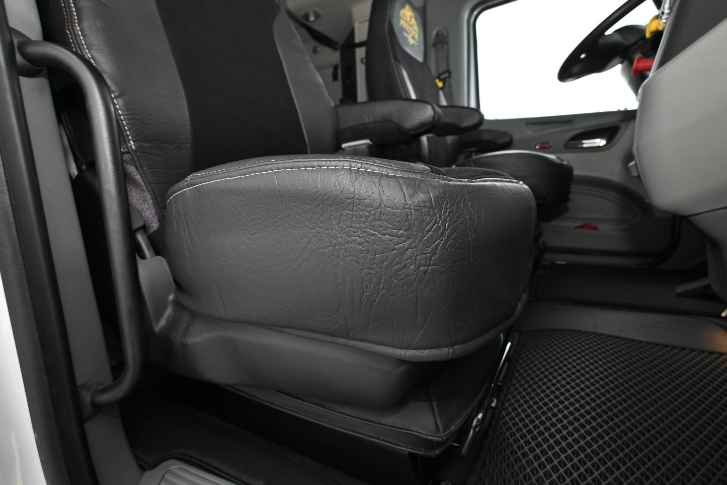 PETERBILT 579, 579EV, 589, 567 truck seat cover Prestige-Line BLACK ALFA-WAYS LLC