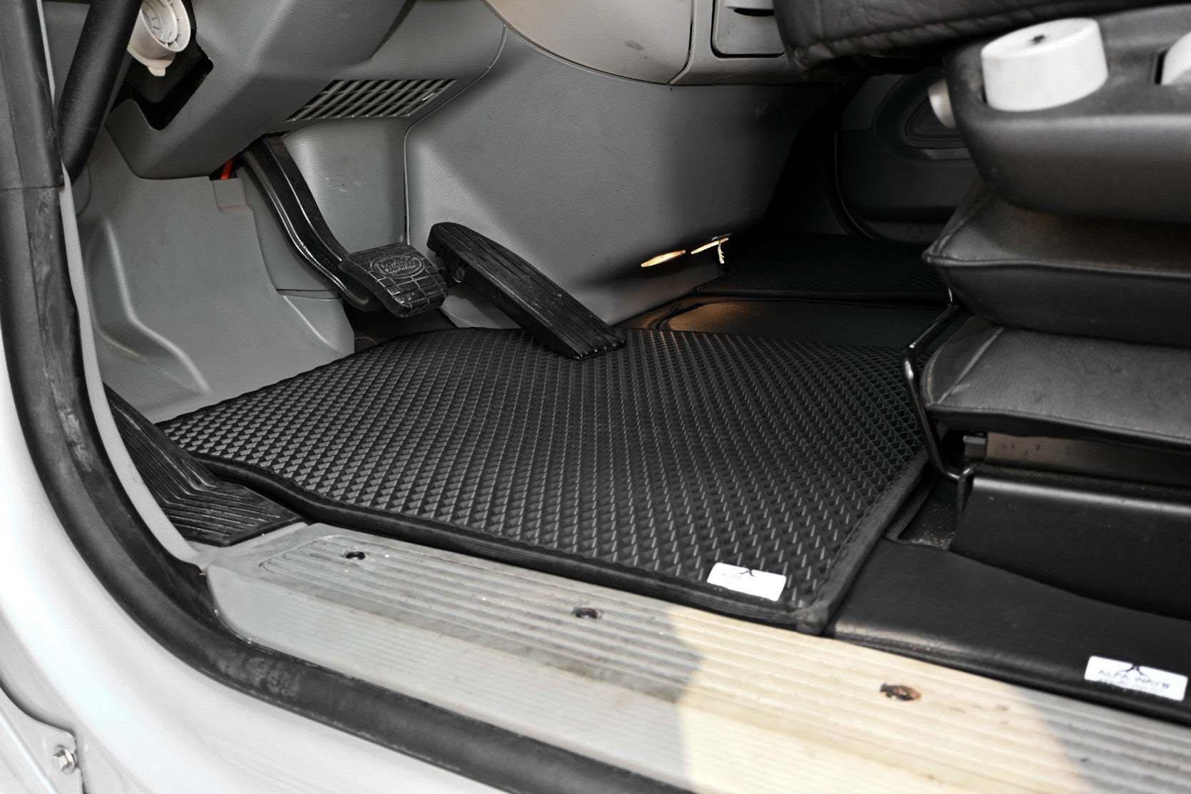 PETERBILT 579 truck floor mats Prestige-Line BLACK ALFA-WAYS LLC