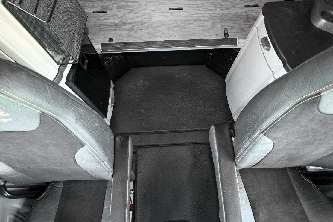 PETERBILT 579 truck floor mats Prestige-Line BLACK ALFA-WAYS LLC
