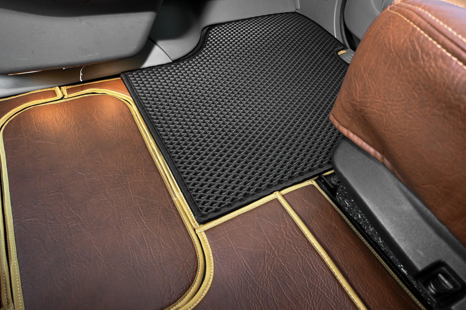 PETERBILT 579 truck floor mats Prestige-Line BROWN ALFA-WAYS LLC