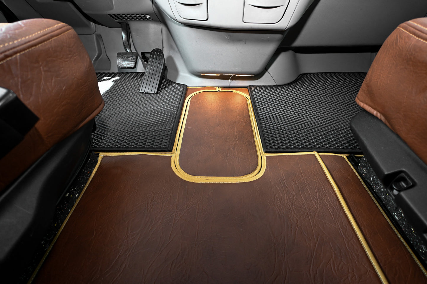 PETERBILT 579 truck floor mats Prestige-Line BROWN ALFA-WAYS LLC