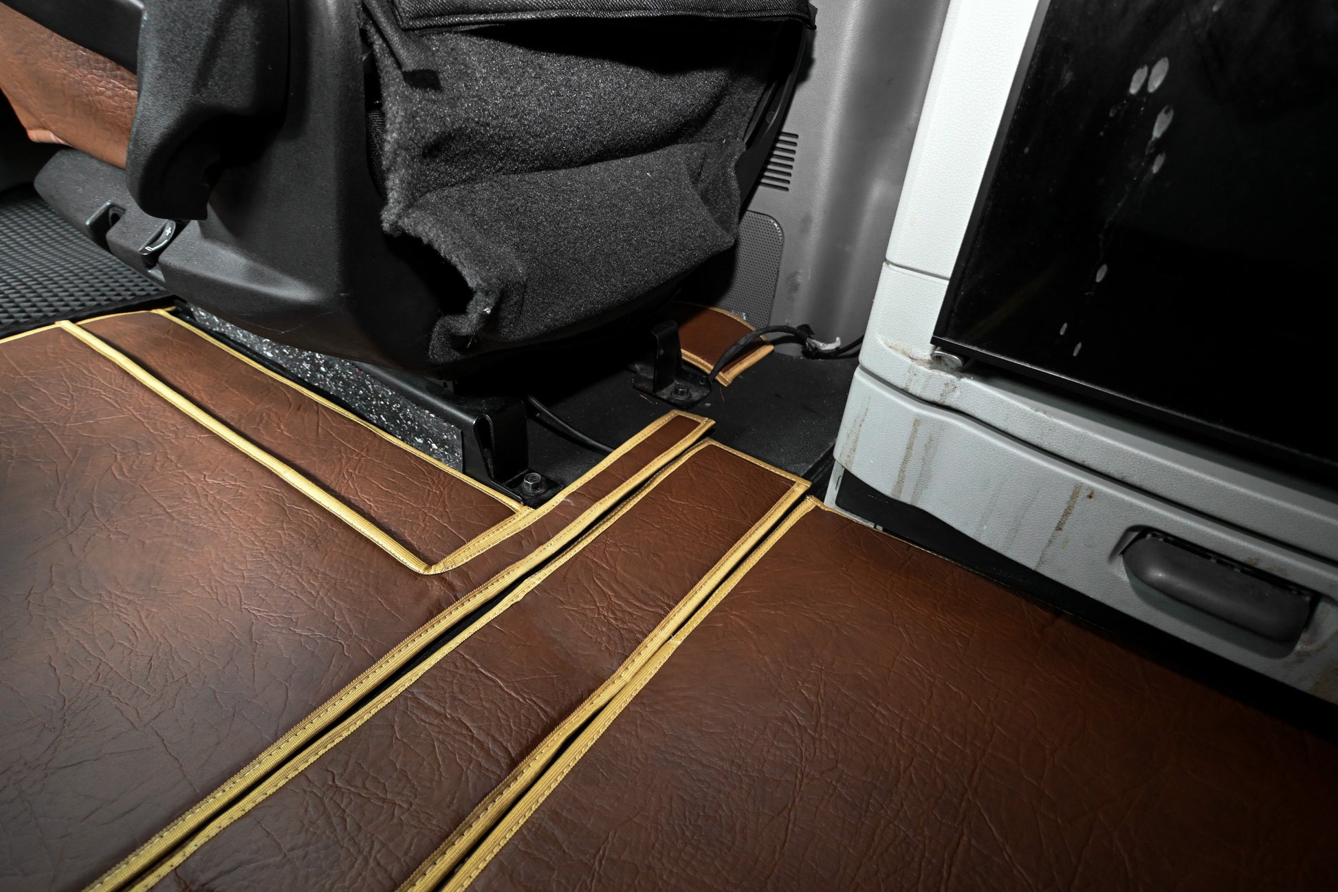 PETERBILT 579 truck floor mats Prestige-Line BROWN ALFA-WAYS LLC