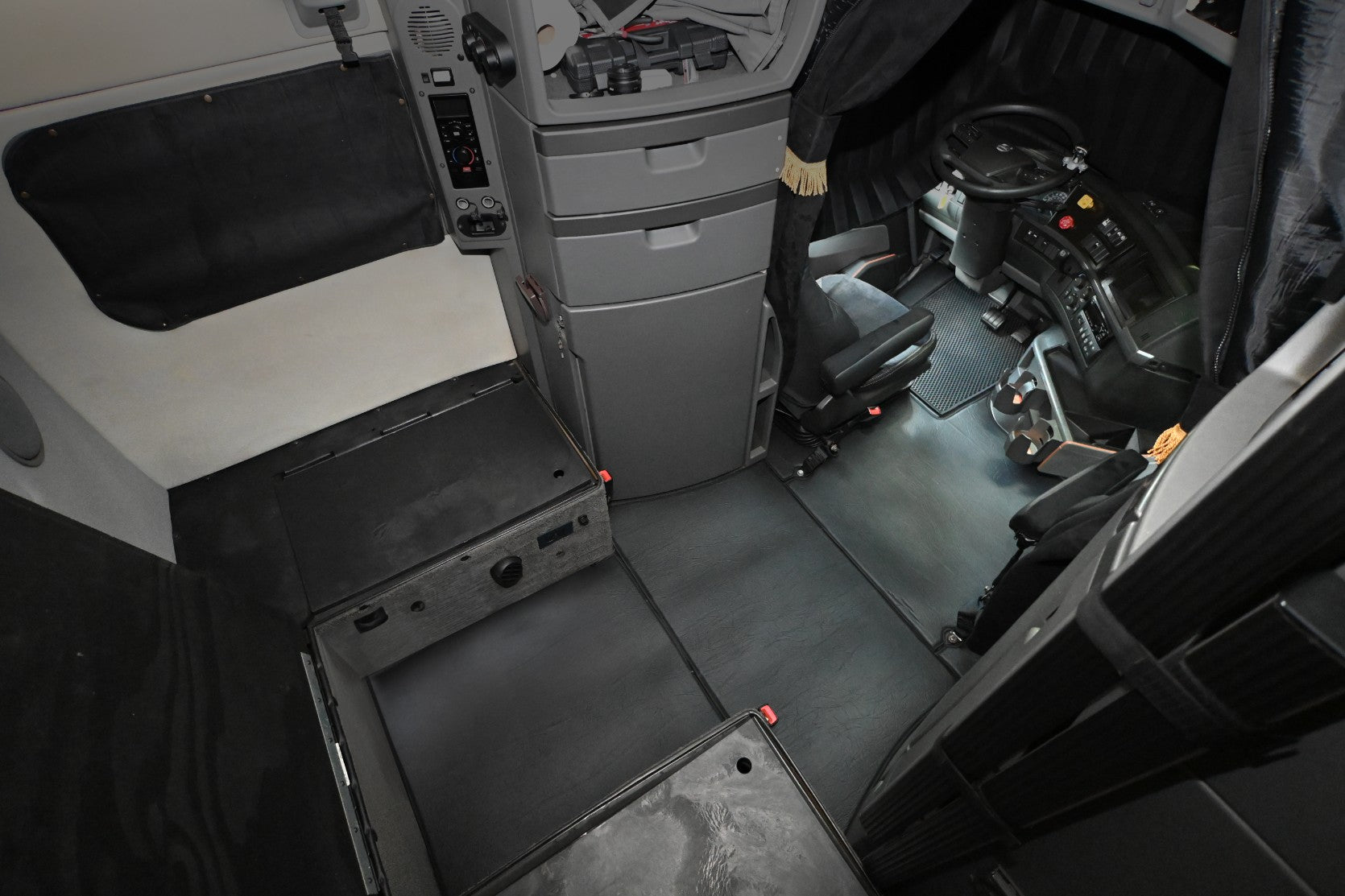 VOLVO vnl 860 2019 - current truck floor mats Prestige-Line BLACK ALFA-WAYS LLC