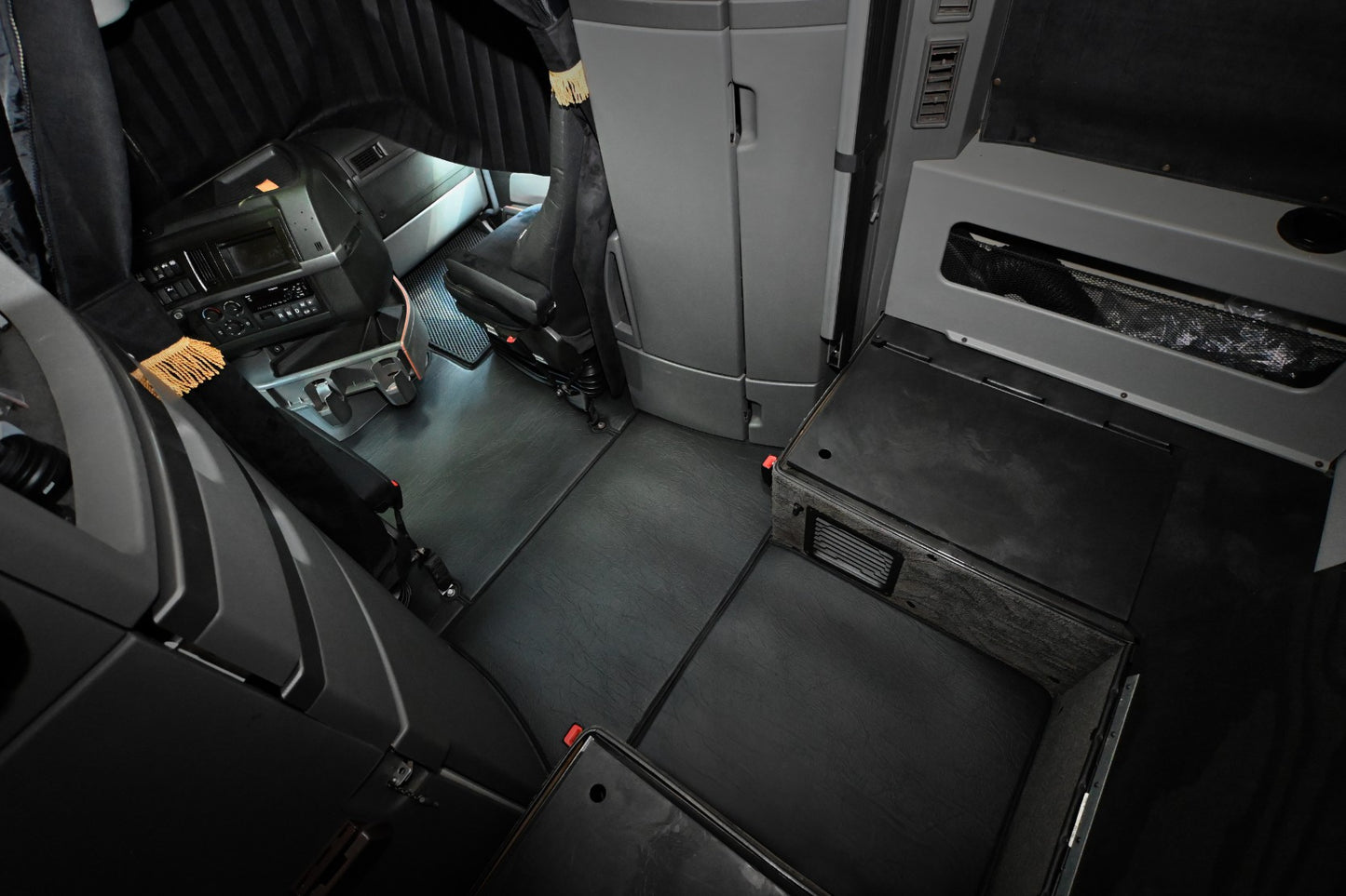 VOLVO vnl 860 2019 - current truck floor mats Prestige-Line BLACK ALFA-WAYS LLC